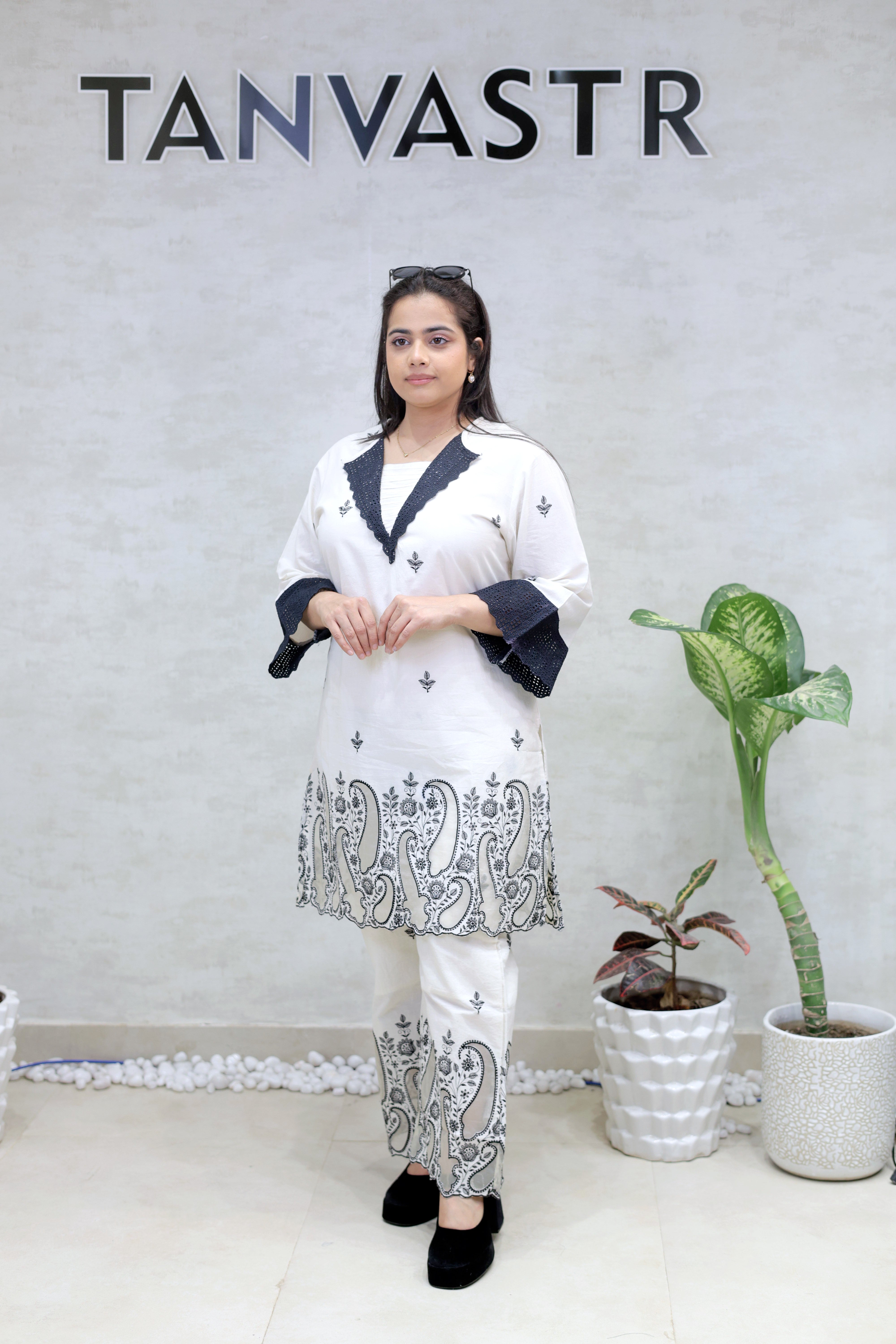 Applique Short Kurta with Pants Secondary image