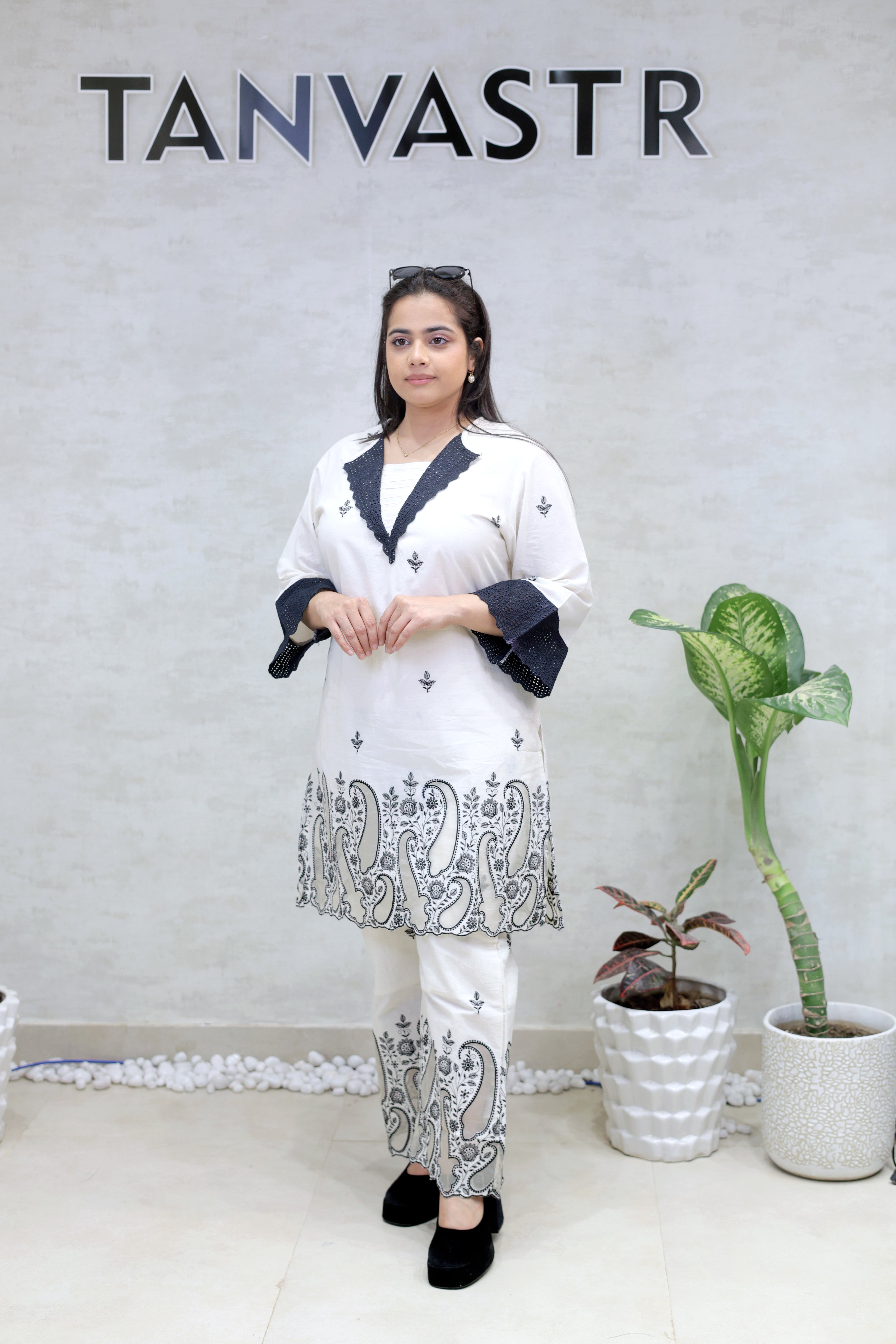 Applique Short Kurta with Pants