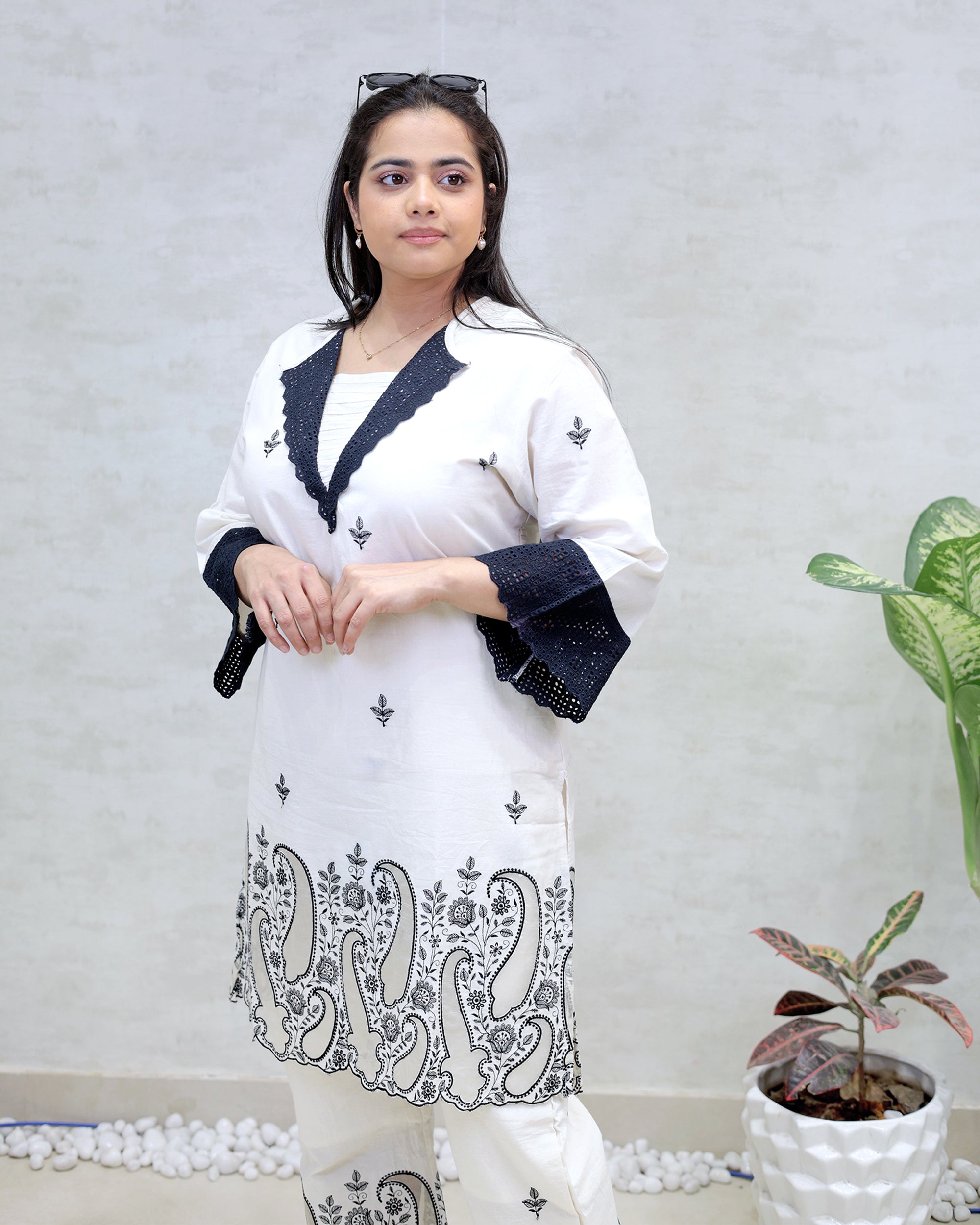 Applique Short Kurta with Pants