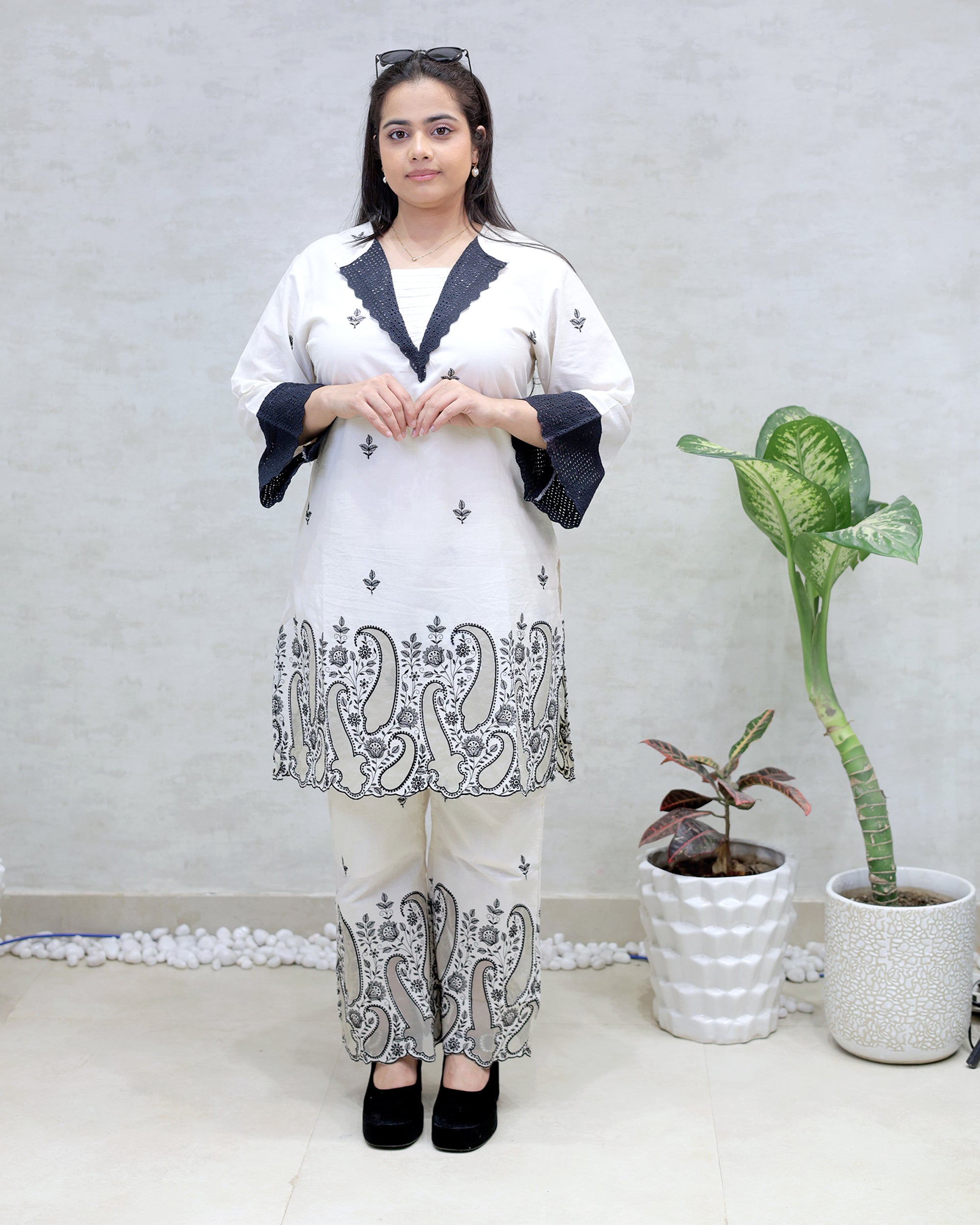 Applique Short Kurta with Pants Main image