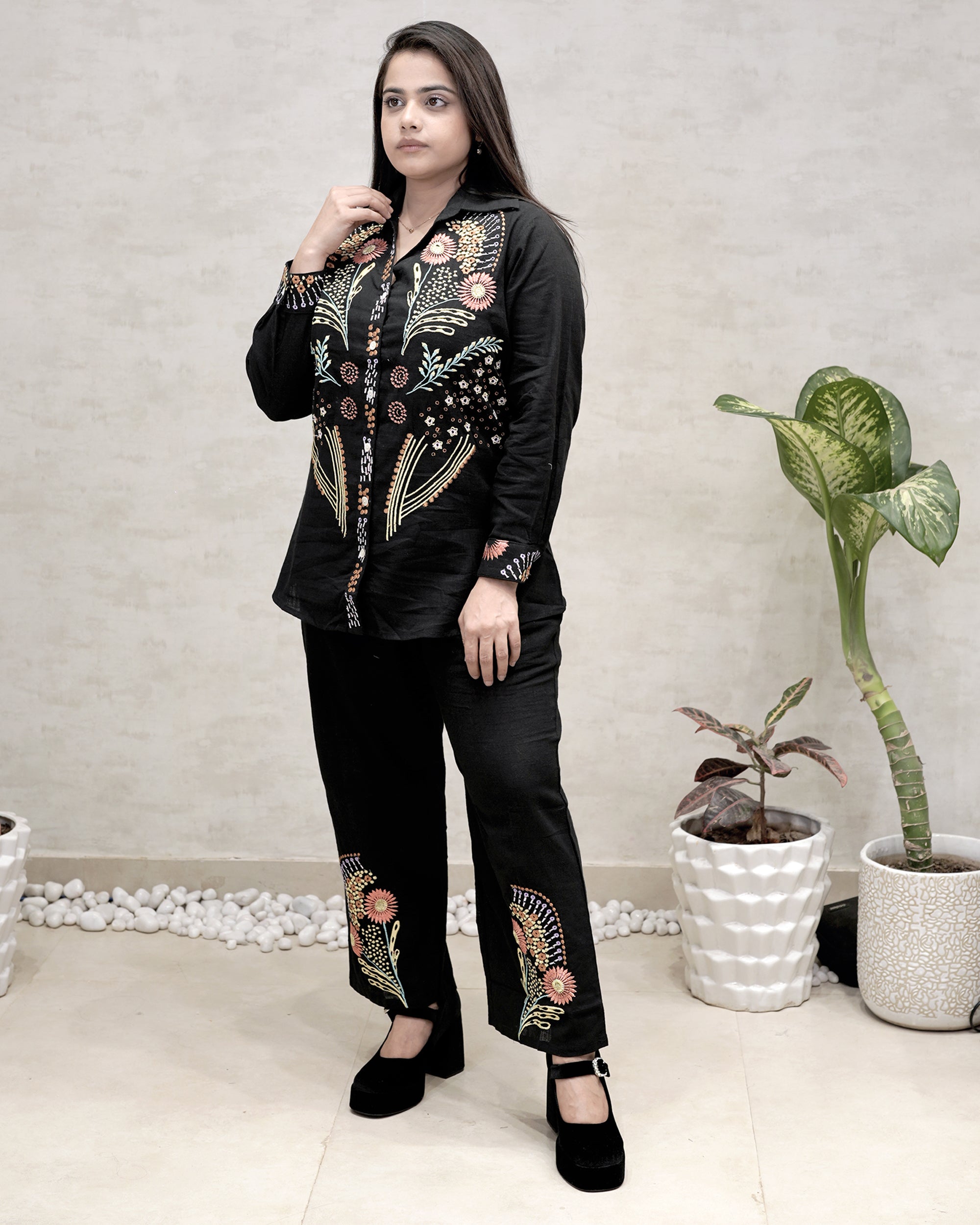 Jaipuri Thread Embroidered Shirt with Pants Secondary image